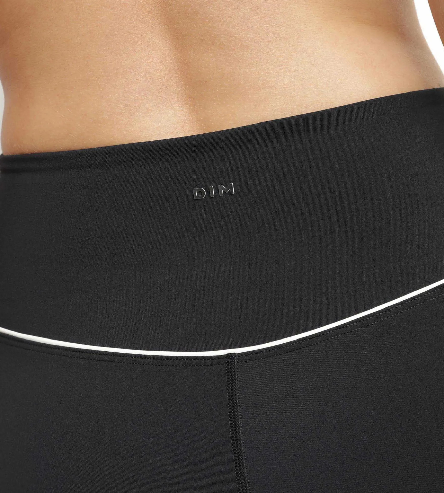 Shorty de sport pour femme en microfibre sculptante noire Dim Move