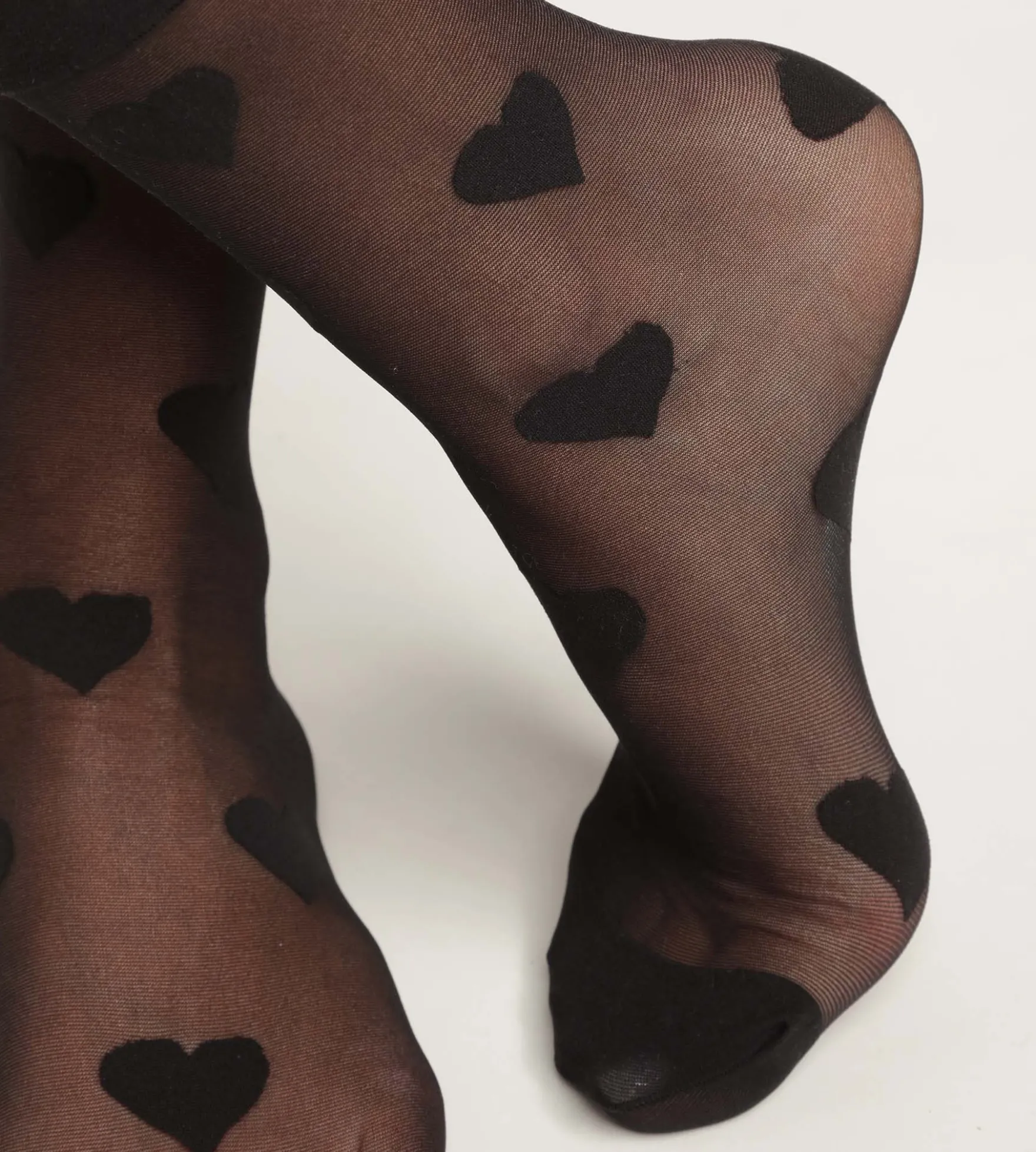 Socquettes femme en voile transparent Noir aux motifs coeurs Dim Style